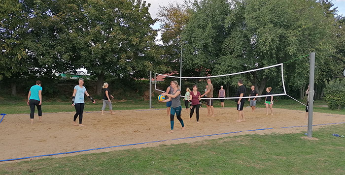 Volleyballspiel mit einer Freizeitmannschaft aus Bottmersdorf mit anschließendem Grillen (Foto: Christiane Rostalski)