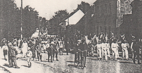 Festumzug mit Fahnen und Festwagen durch die geschmückten Straßen beim 42-jährigen Stiftungsfest am 27. Mai 1928