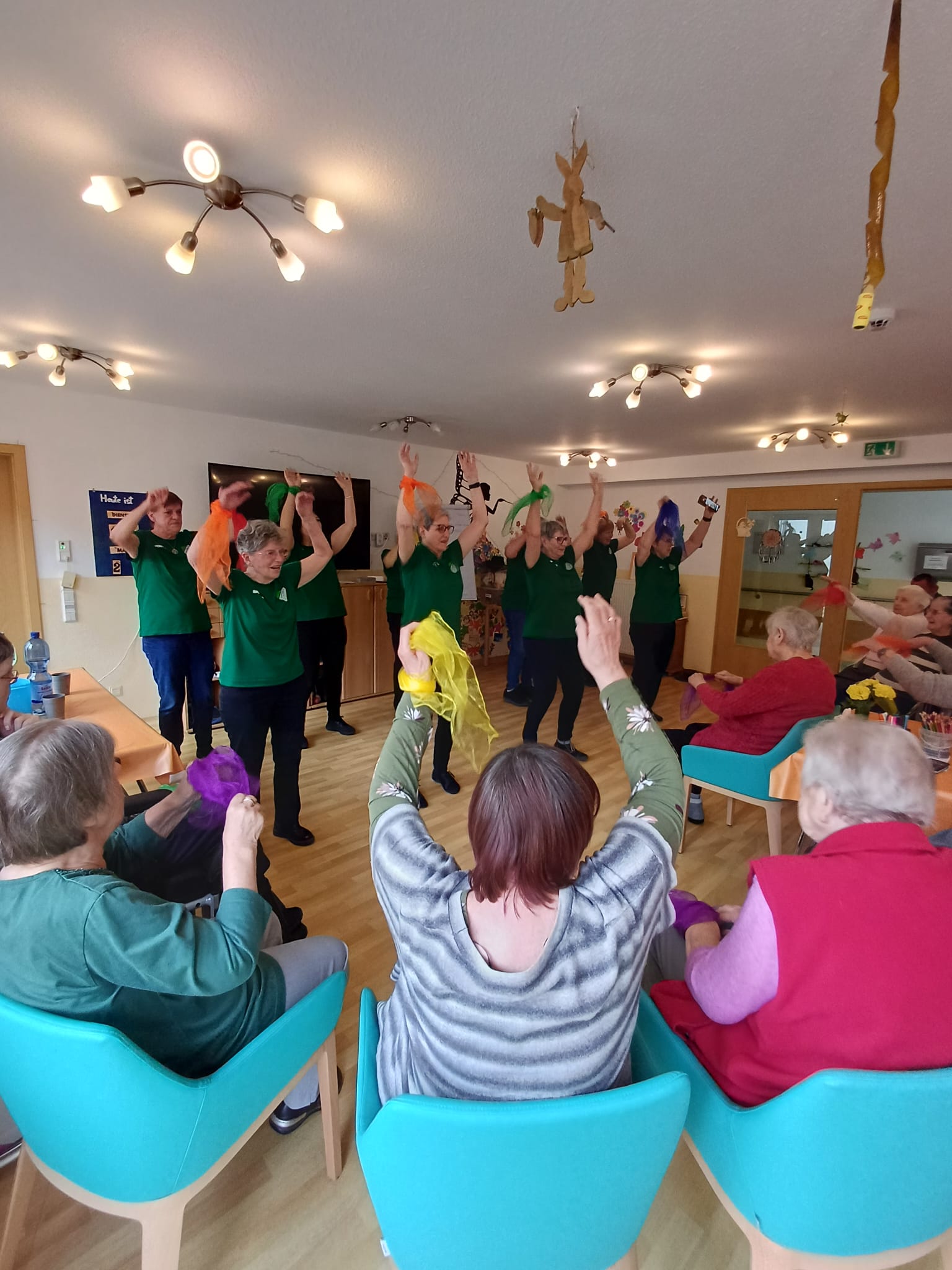 Auftritt im Pflegehof Domersleben im März 2026. Line-Dance, Akkordeonbegleitung mit gemeinsamem Gesang sowie das „Gute-Laune-Lied“ sorgten für beste Stimmung und großen Spaß bei allen. Foto: Christiane Schulz