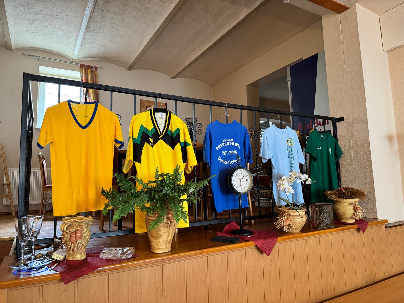 Die Trikots aus viereinhalb Jahrzehnten Frauensportgruppe. Foto: Christiane Schulz