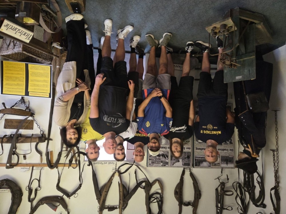 Unsere schwedischen Gäste von Månstads IF beim Besuch der Heimatstube Domersleben, hier im Ausstellungsraum zur Geschichte der Landwirtschaft.