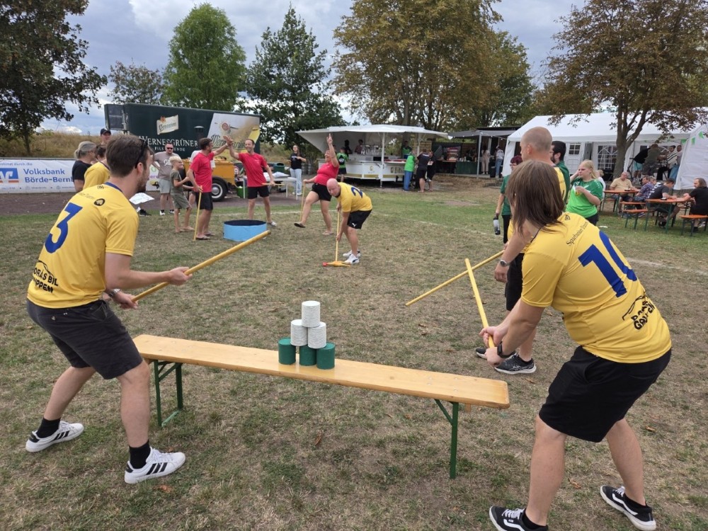 Auch die Dosenpyramide war vor dem anfliegenden Gummihuhn nicht sicher.