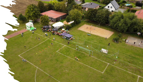 Der Domersleber Sportplatz aus der Vogelperspektive während des Vereinsfestes im September 2023